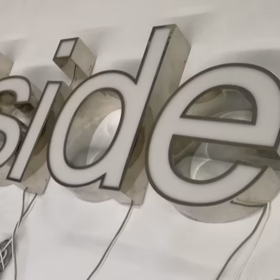 Lettre de canal de lumière LED en métal et acrylique de luminosité colorée 3D
